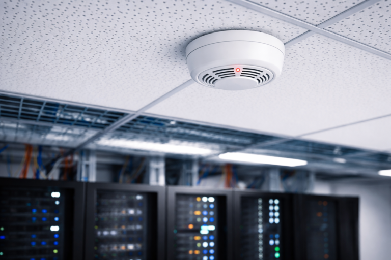 Detector de fum instalat pe tavan într-o cameră server pentru detecție incendiu timpurie